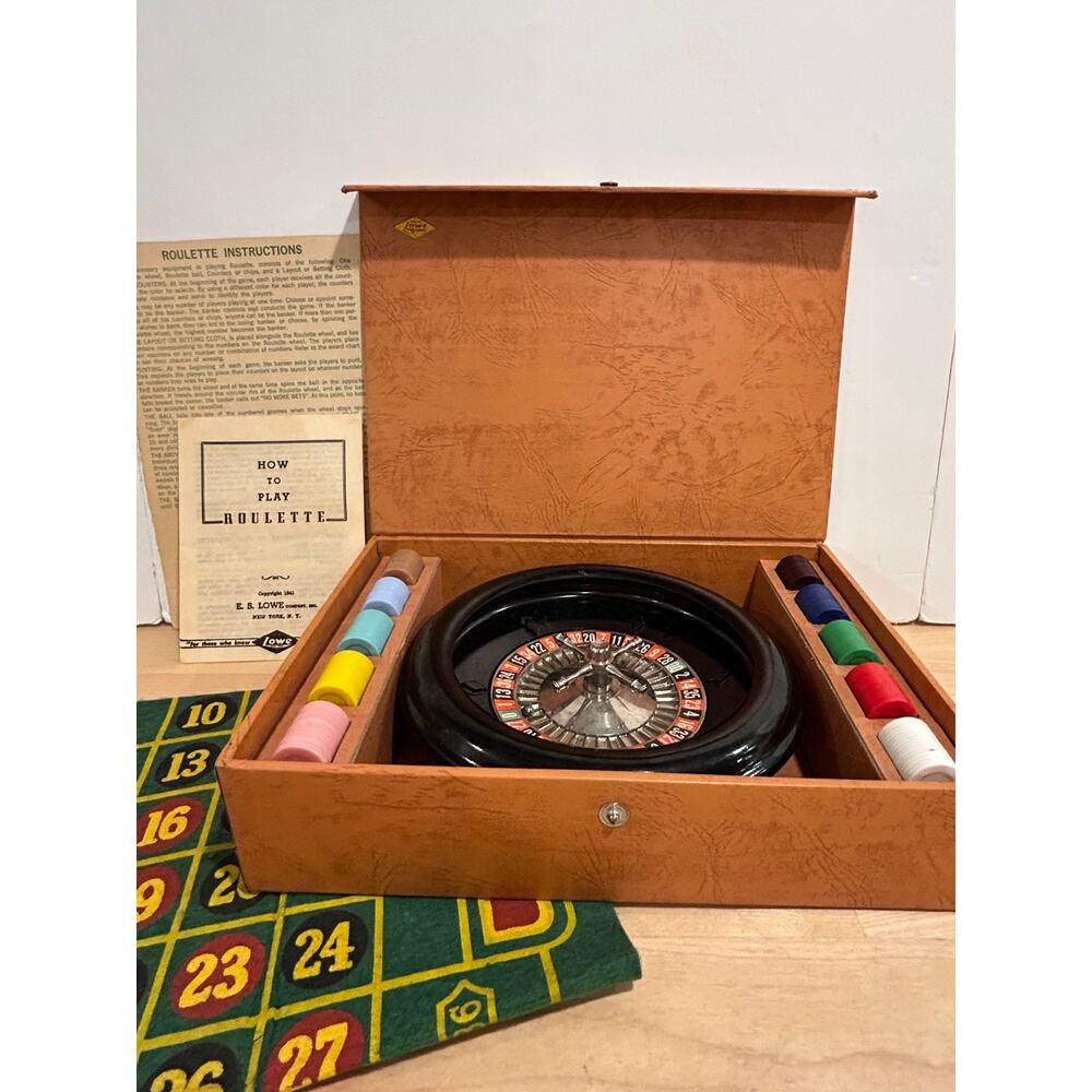 Vintage 1941 E.S. Lowe Roulette Set Bakelite Wheel Chips Felt Complete